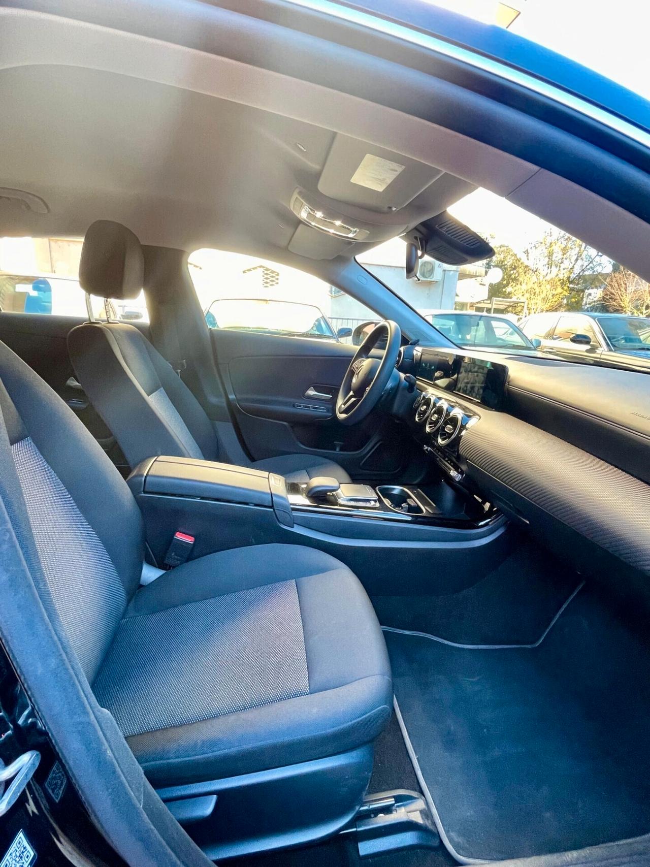Mercedes-benz CLA 180 BENZINA Auto Shooting Brake NEOPATENTATI
