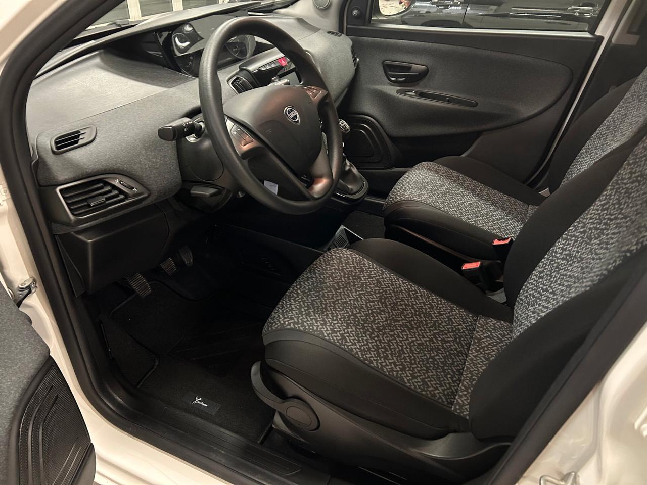 Lancia Ypsilon 1.0 FireFly 5 porte S&S Hybrid Ecochic Silver