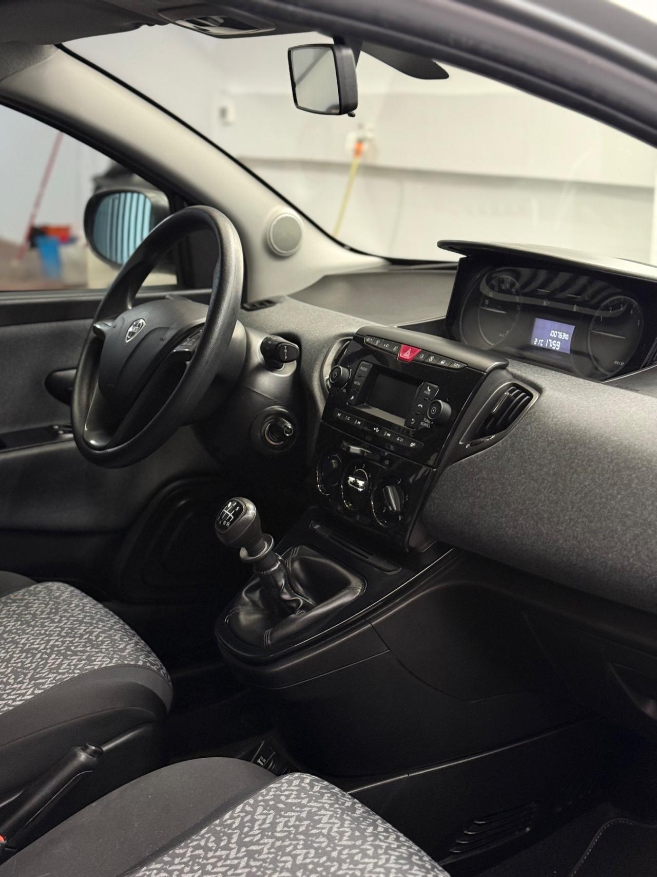 Lancia Ypsilon 1.0 FireFly 5 porte S&S Hybrid Ecochic Silver