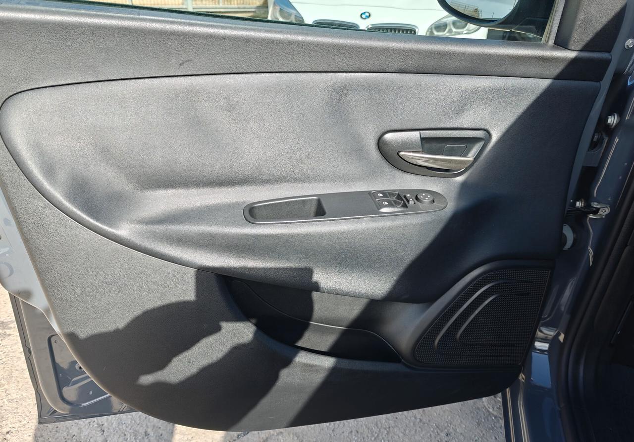 Lancia Ypsilon 0.9 TwinAir 85 CV 5 porte Metano Ecochic Elefantino