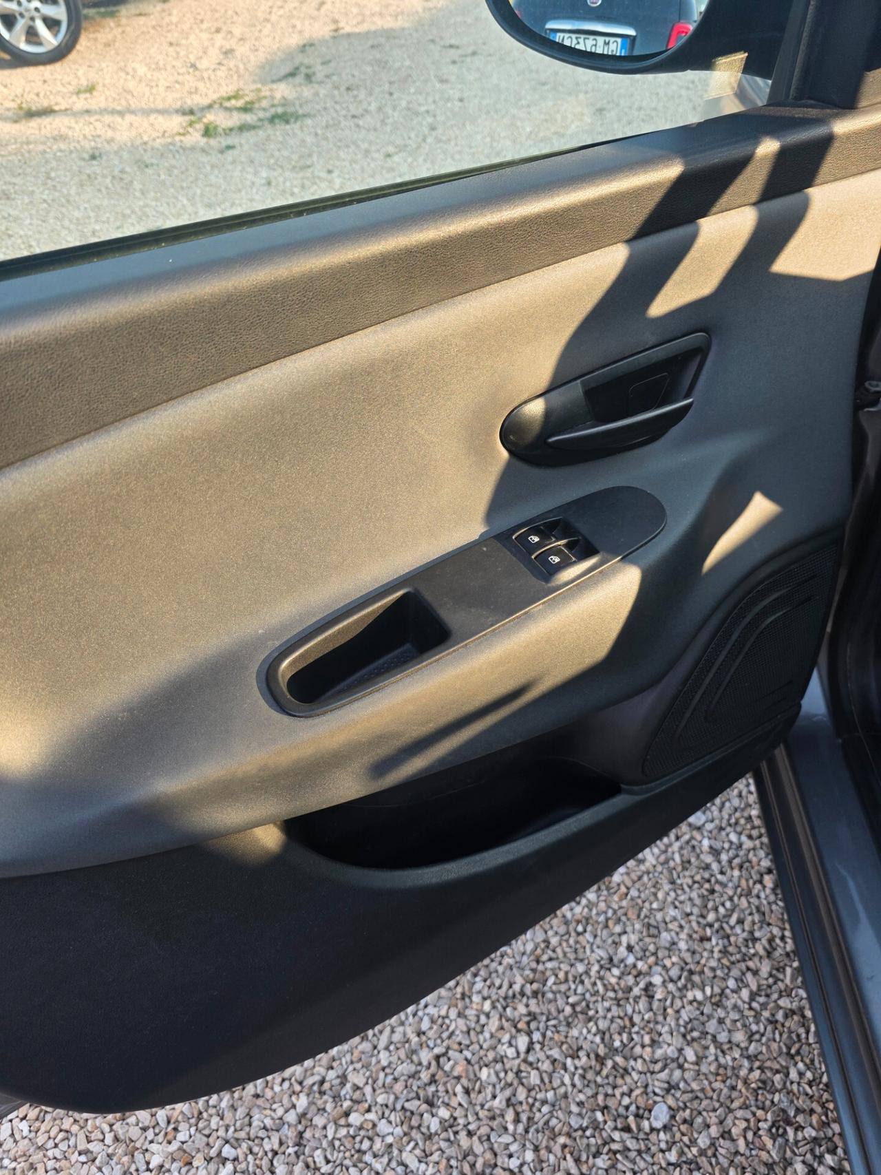 Lancia Ypsilon 1.2 69 CV 5 porte Silver