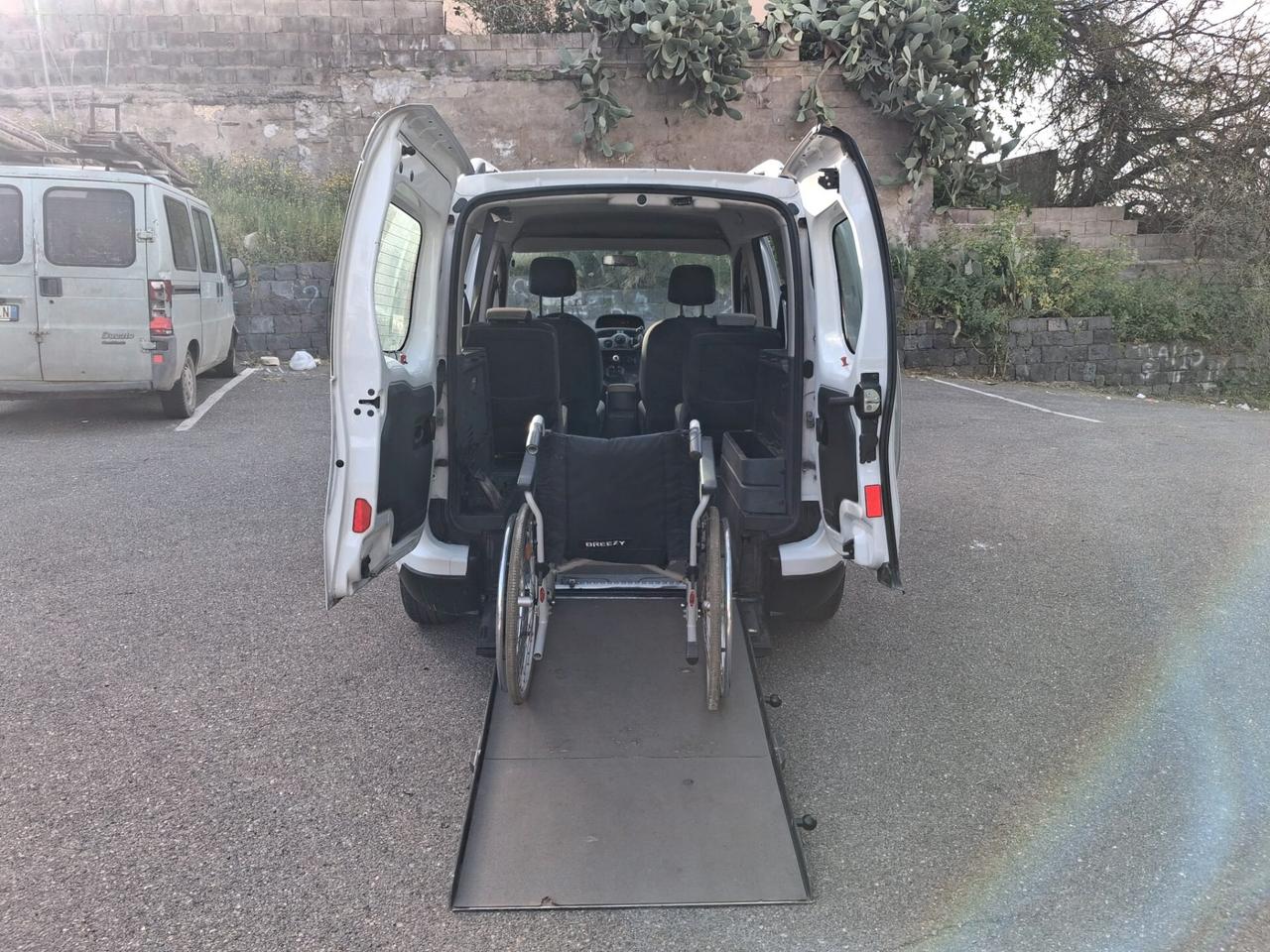 Renault Kangoo Pianale ribassato con rampa disabili in carrozzina