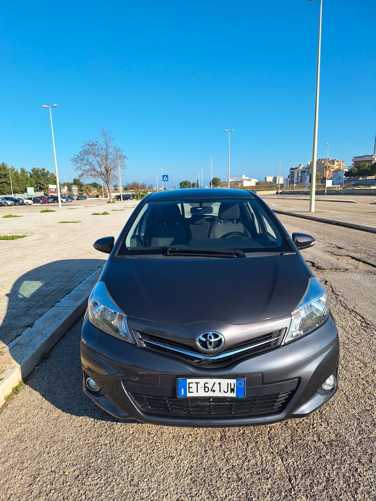 Toyota Yaris 1.3 5 porte Lounge - 12/2013