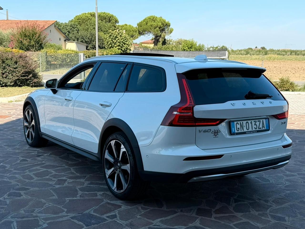 Volvo V60 Cross Country 2.0 B4 (d) AWD auto Plus Bright - GARANZIA 2028