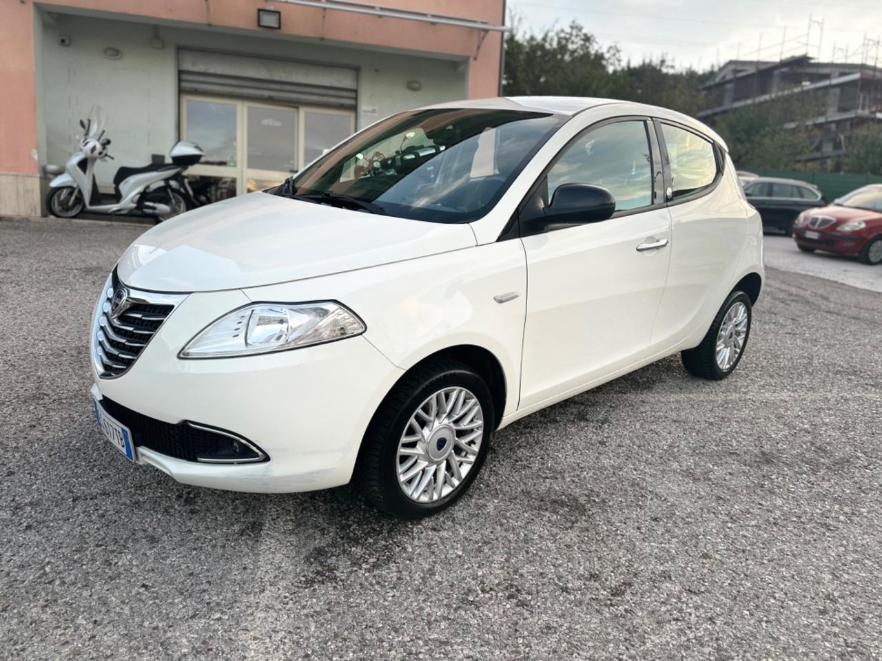 Lancia Ypsilon 0.9 TwinAir 85 CV 5 porte Metano Ecochic Silver