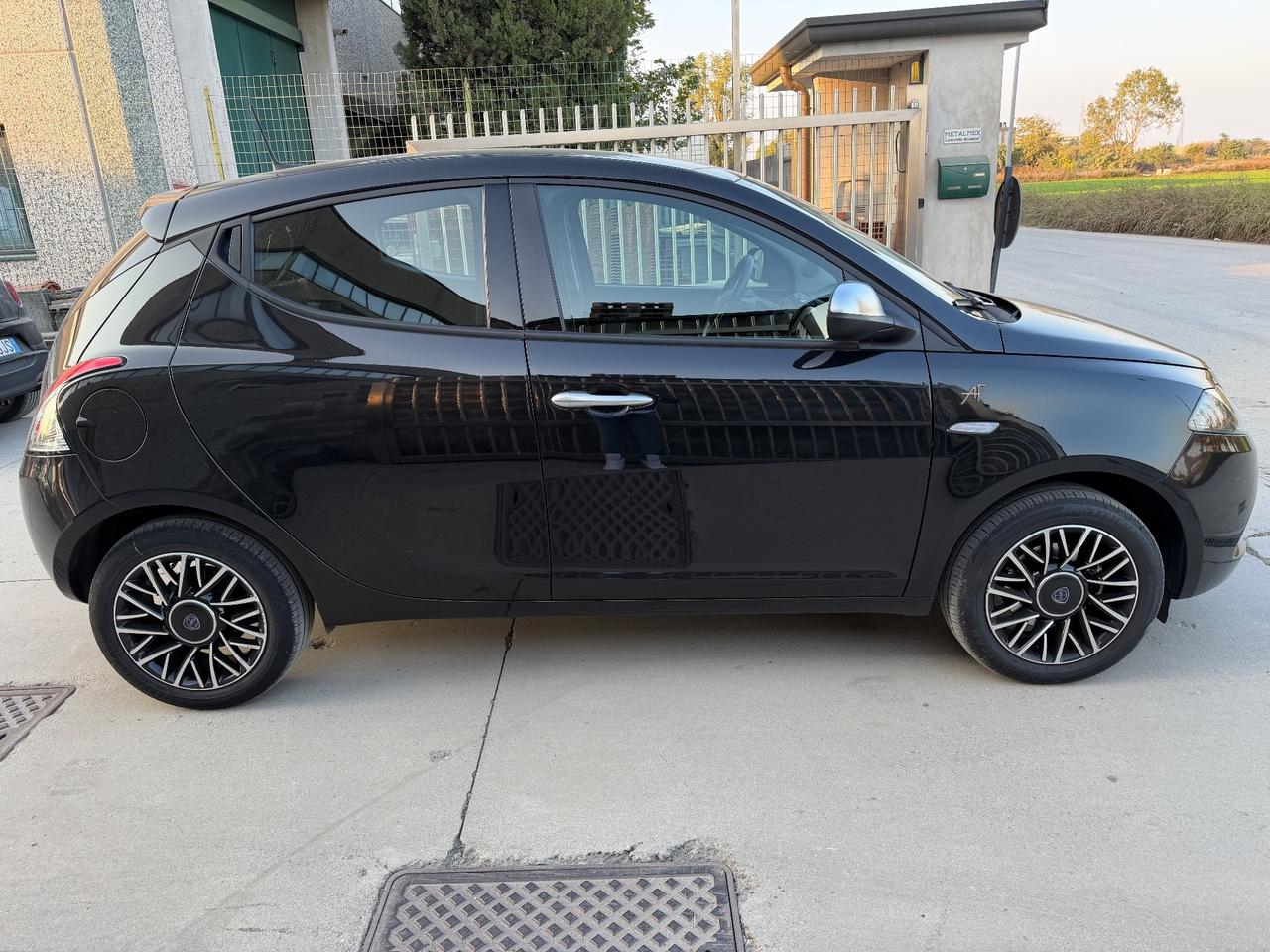 Lancia Ypsilon 1.0 FireFly 5 porte S&S Hybrid Ecochic Gold