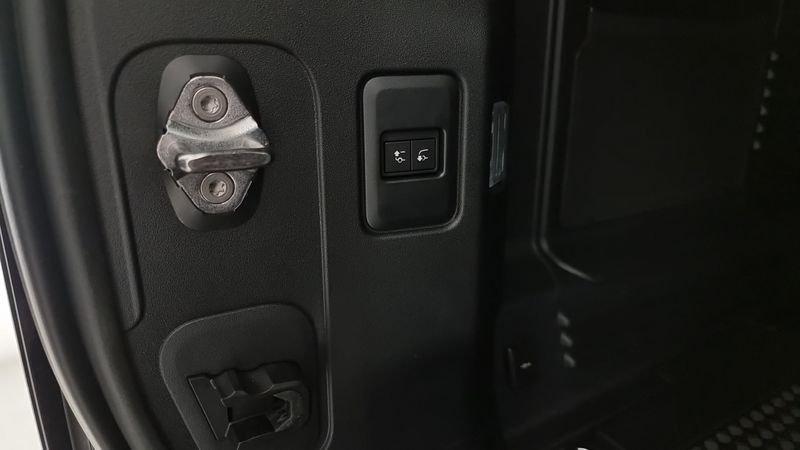 Land Rover Defender 110 3.0D I6 200 CV AWD Auto X-Dynamic SE