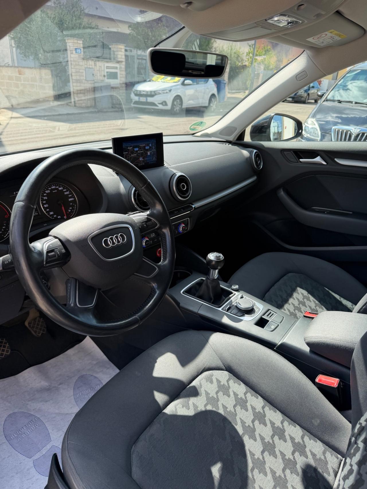 Audi A3 1.6 TDI 110 cv Attraction-2015/LED/NAVI