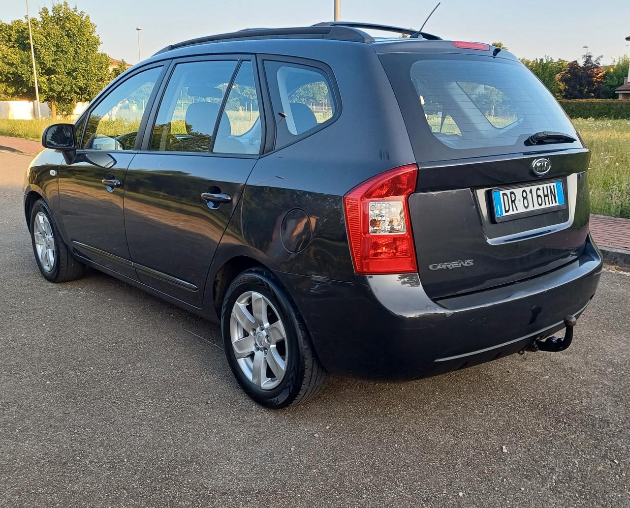 Kia Carens 2.0 CVVT LX Family