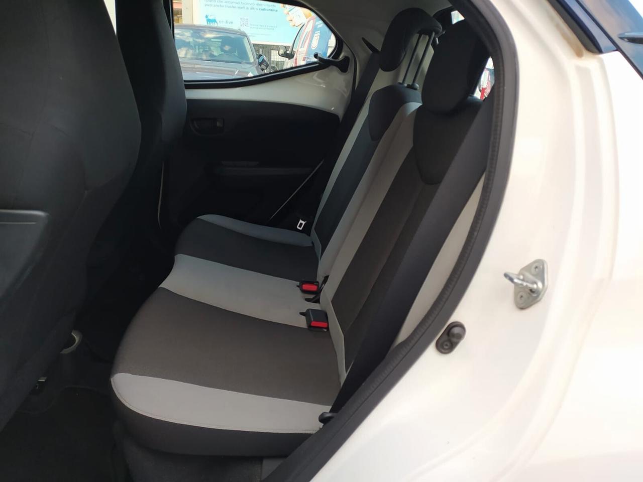 Toyota Aygo 1.0 x-play offerta del mese