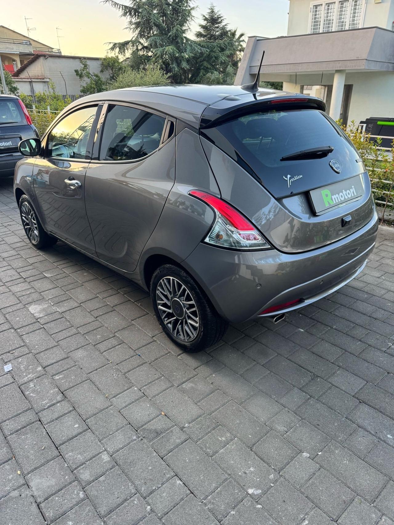 Lancia Ypsilon 1.0 FireFly 5 porte S&S Hybrid Gold