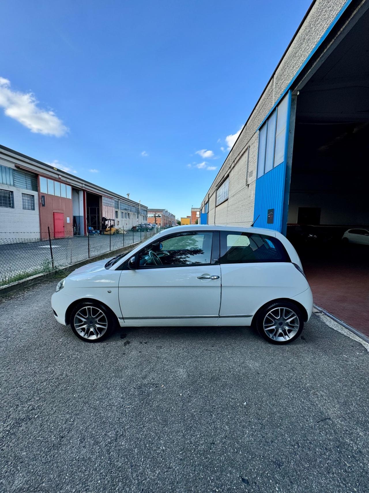 Lancia Ypsilon 1.2 69 CV Unyca