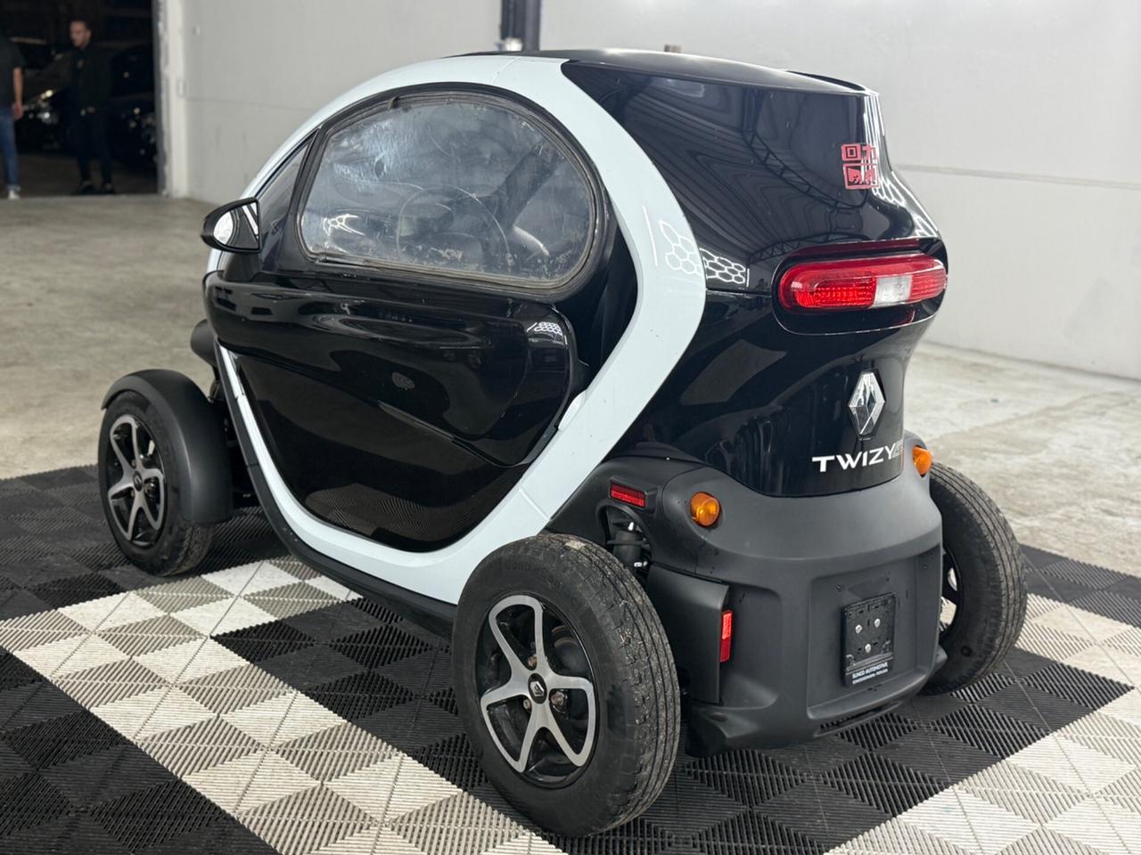 Renault Twizy 45 patente Si guida con AM