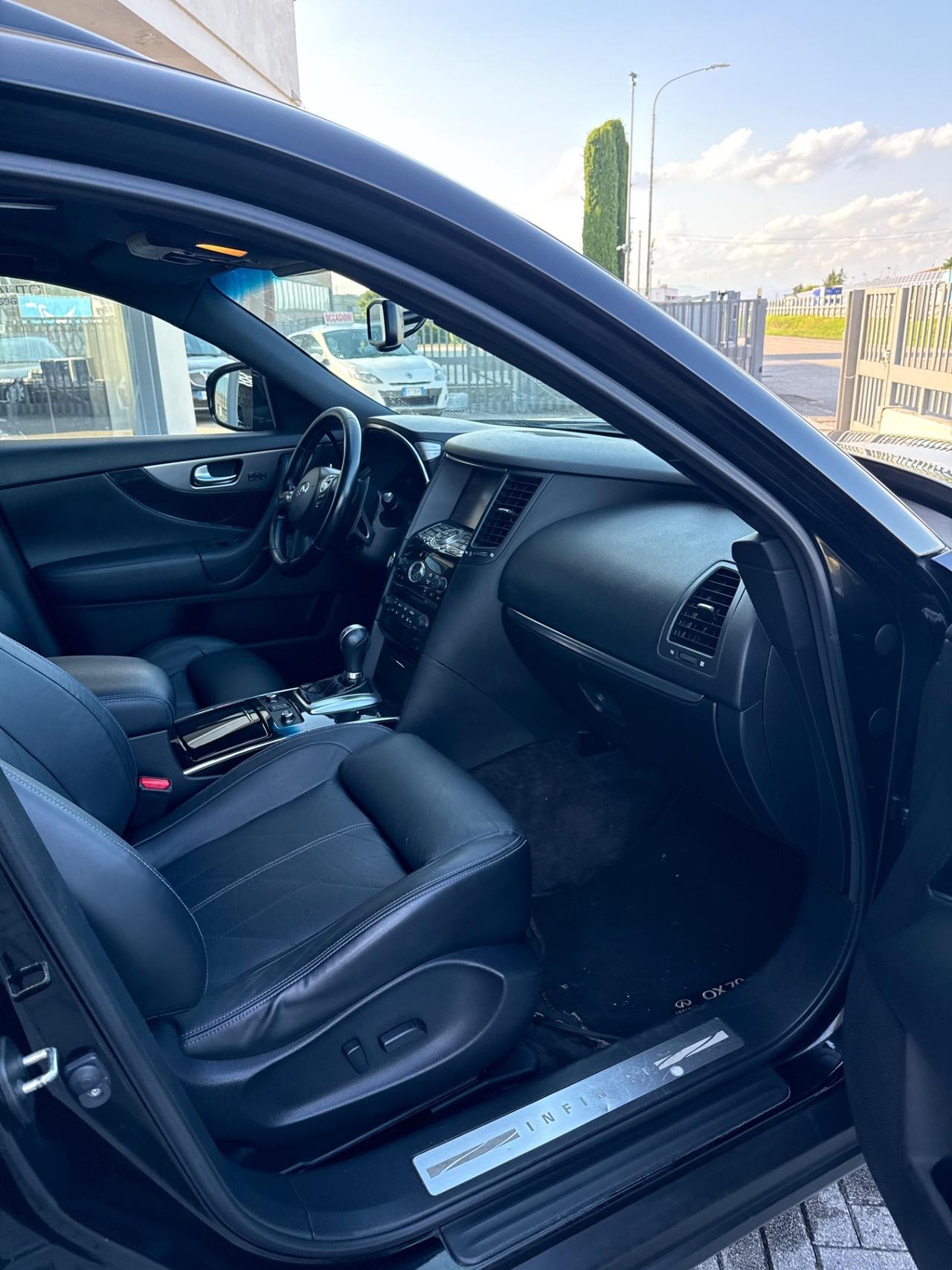 Infiniti QX70 3.0 diesel V6 AT S Design