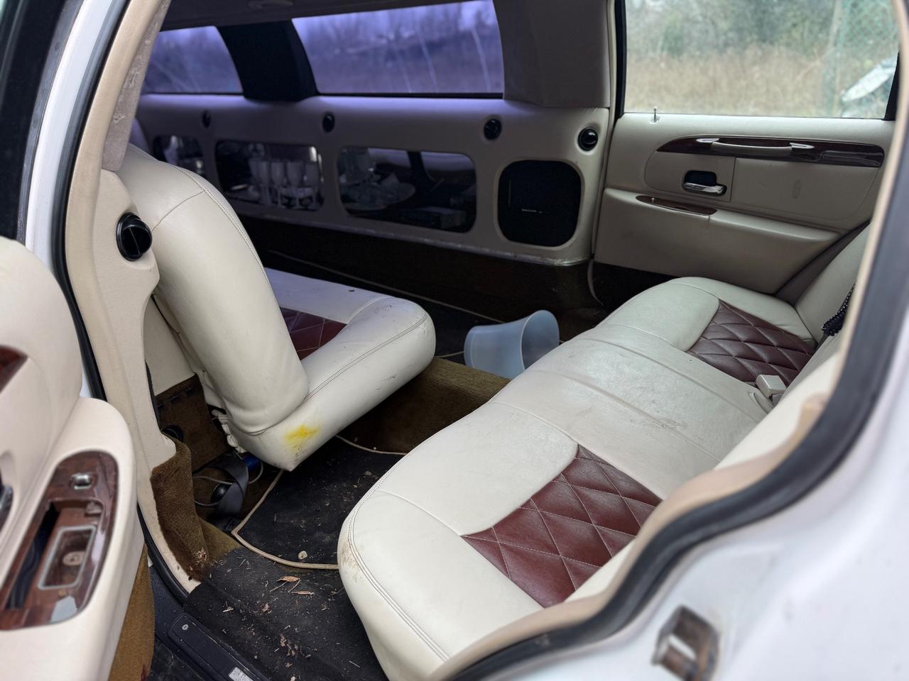 Lincoln Town Car Life Limousine