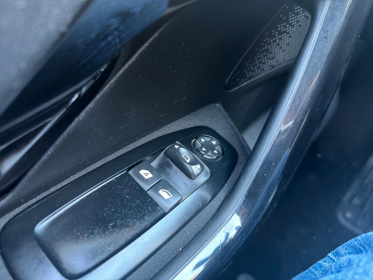Peugeot 208 1.4 HDi 68 CV Active-TOUCHSCREEN