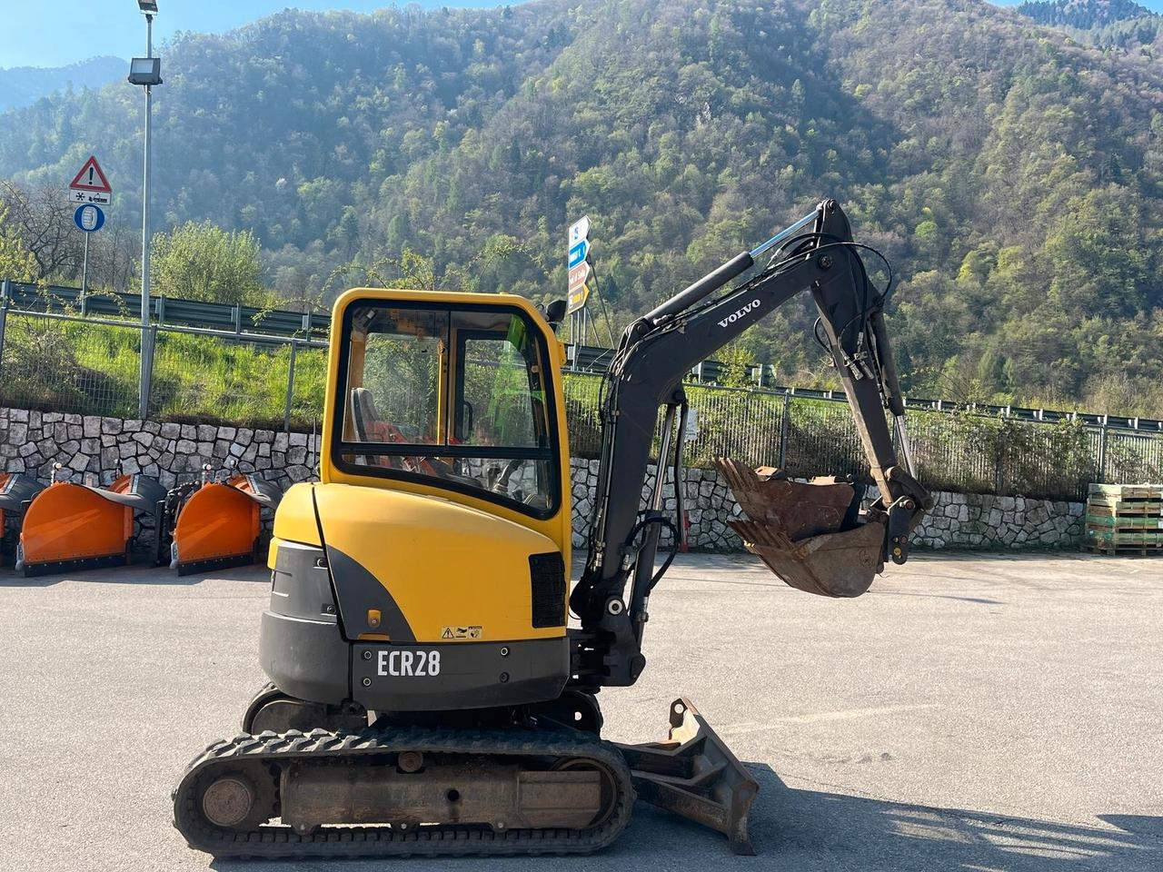 MINIESCAVATORE VOLVO ECR 28