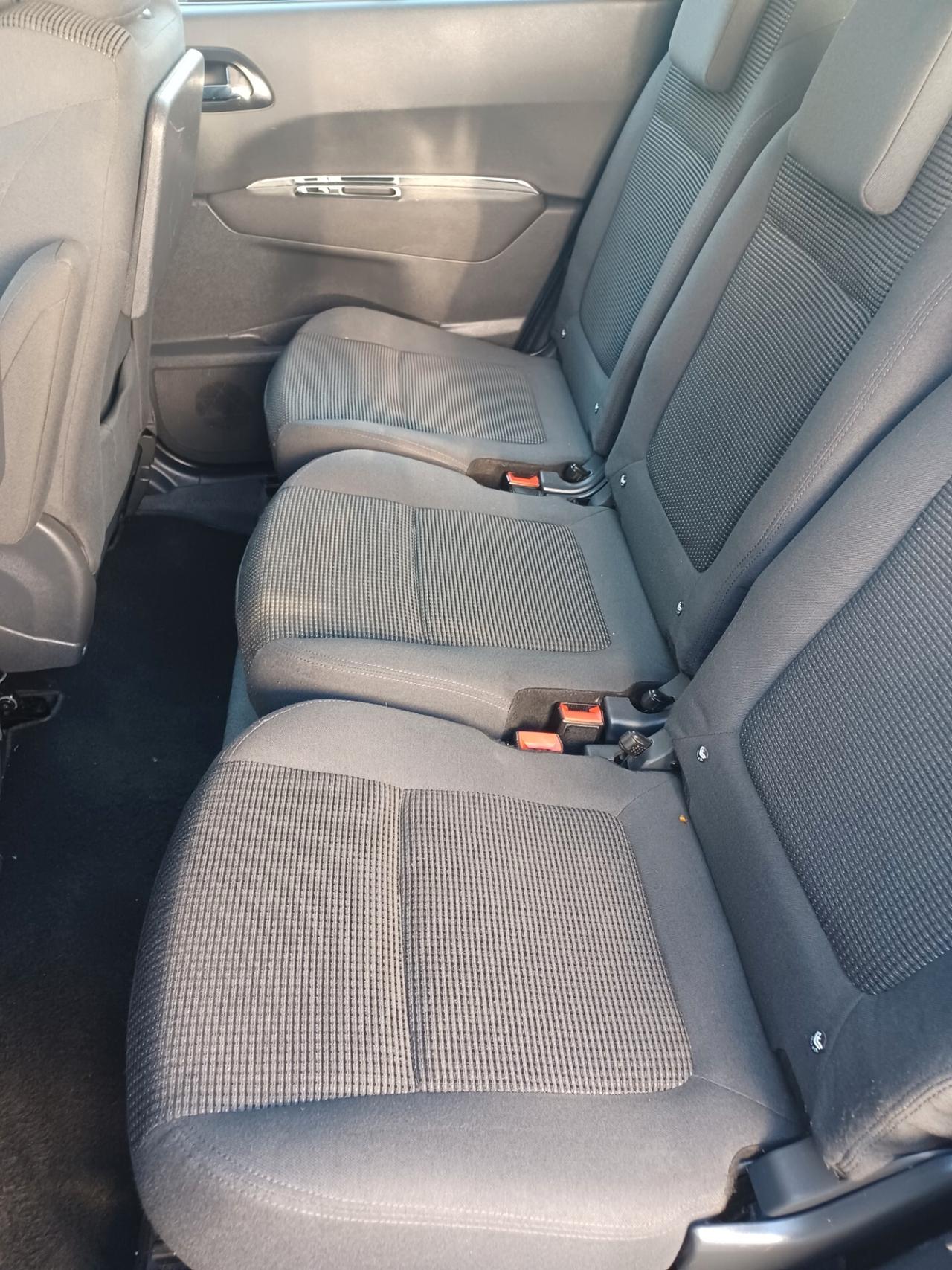 Peugeot 5008 1.6 HDi 115CV Allure 7 POSTI