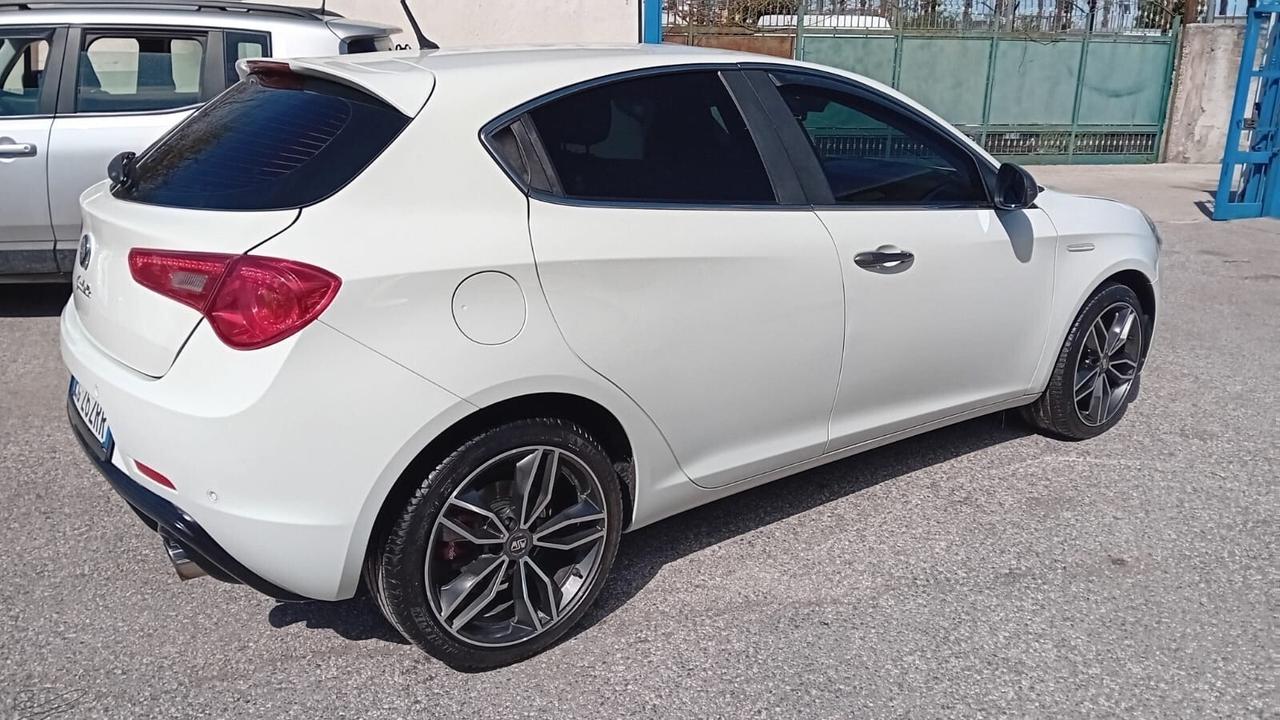 Alfa Romeo giulietta 1.6 mjt-full-2011