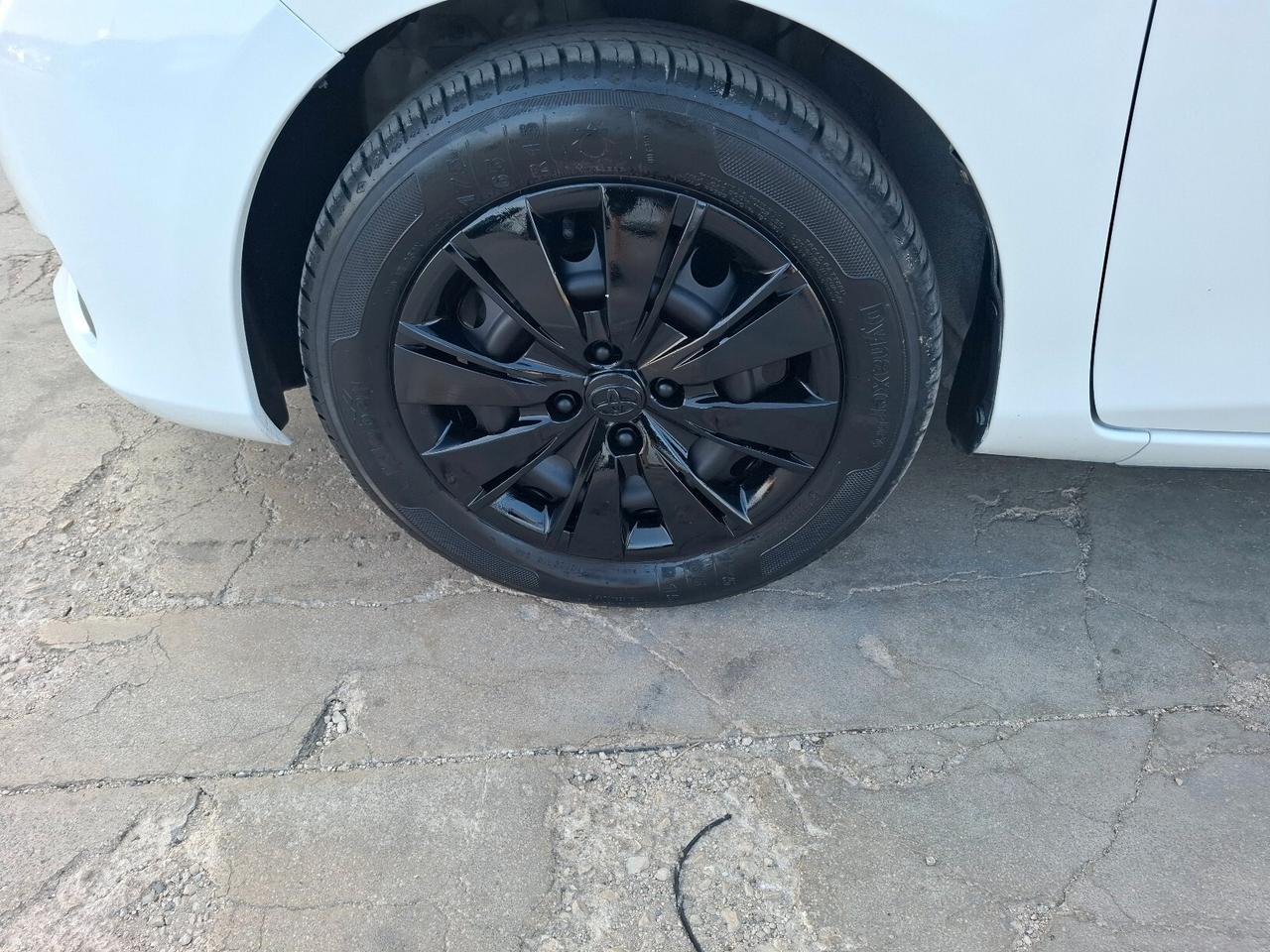 Toyota Yaris 1.0 BENZINA - 2013 BICOLORE