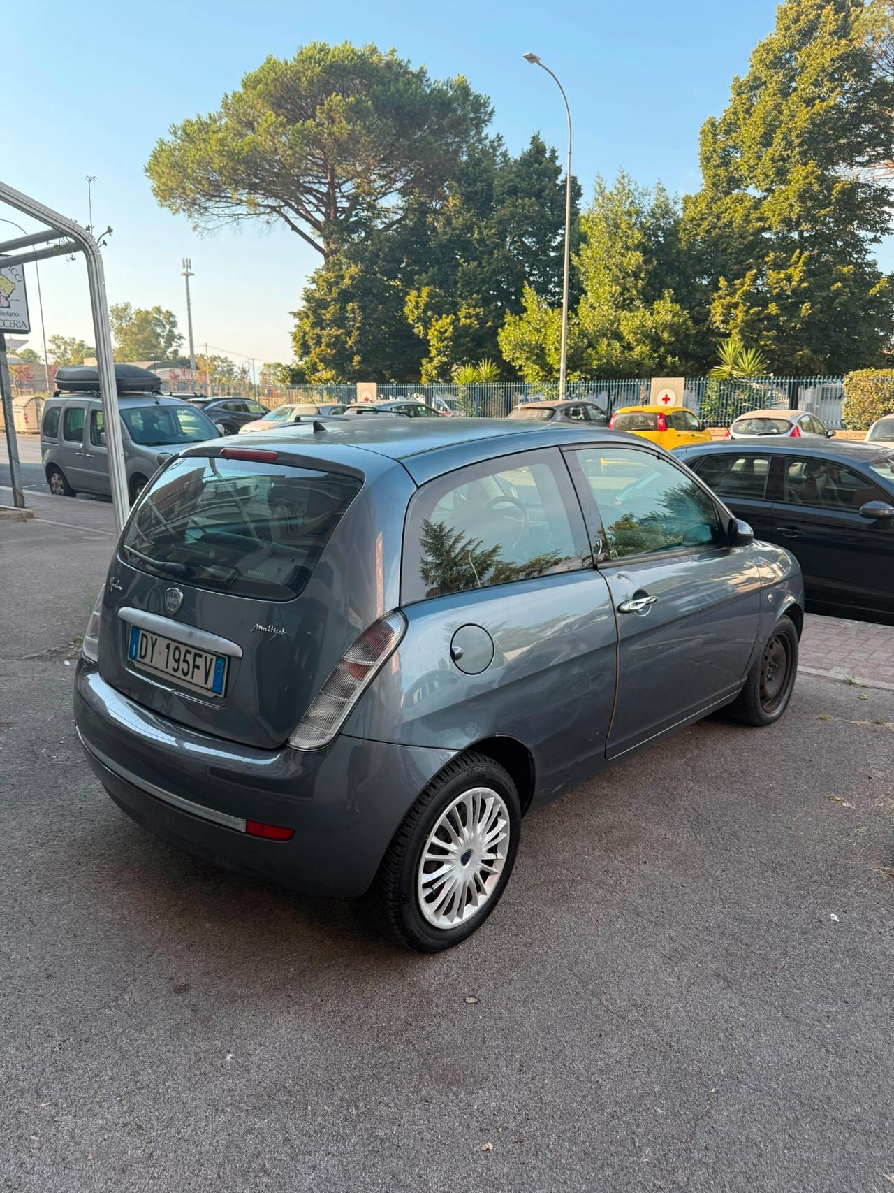 Lancia Ypsilon 1.3 MJT 75 CV Versus