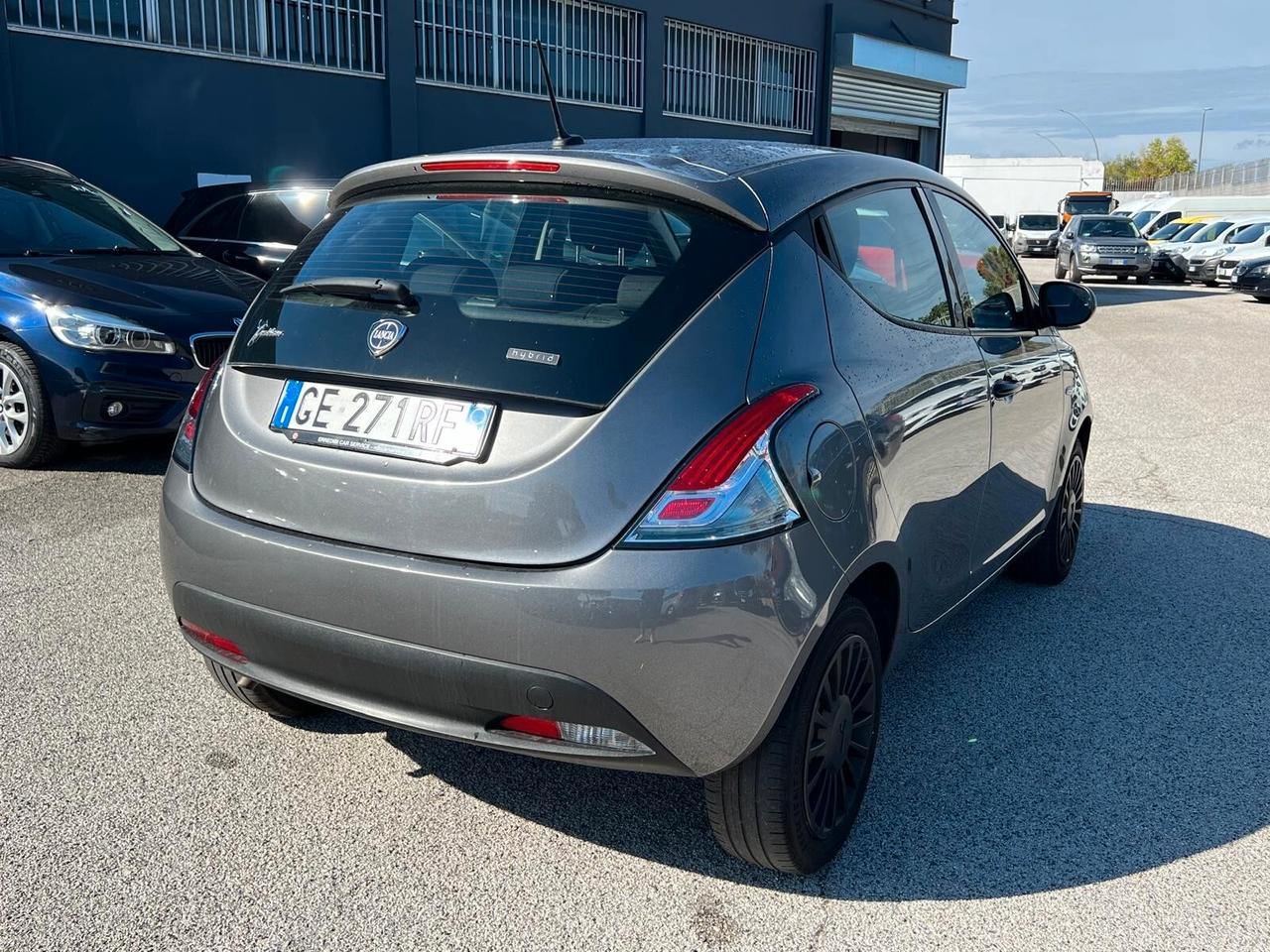 Lancia Ypsilon 1.0 FireFly 5 porte S&S Hybrid Ecochic Silver