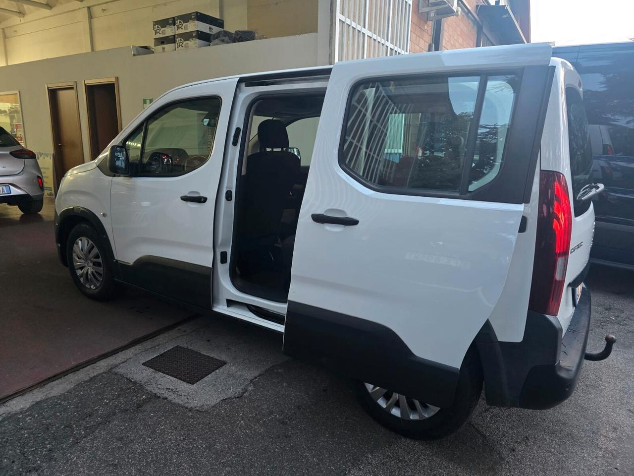 Peugeot Rifter BlueHDi 100 S&S Allure Long 155,00 mese