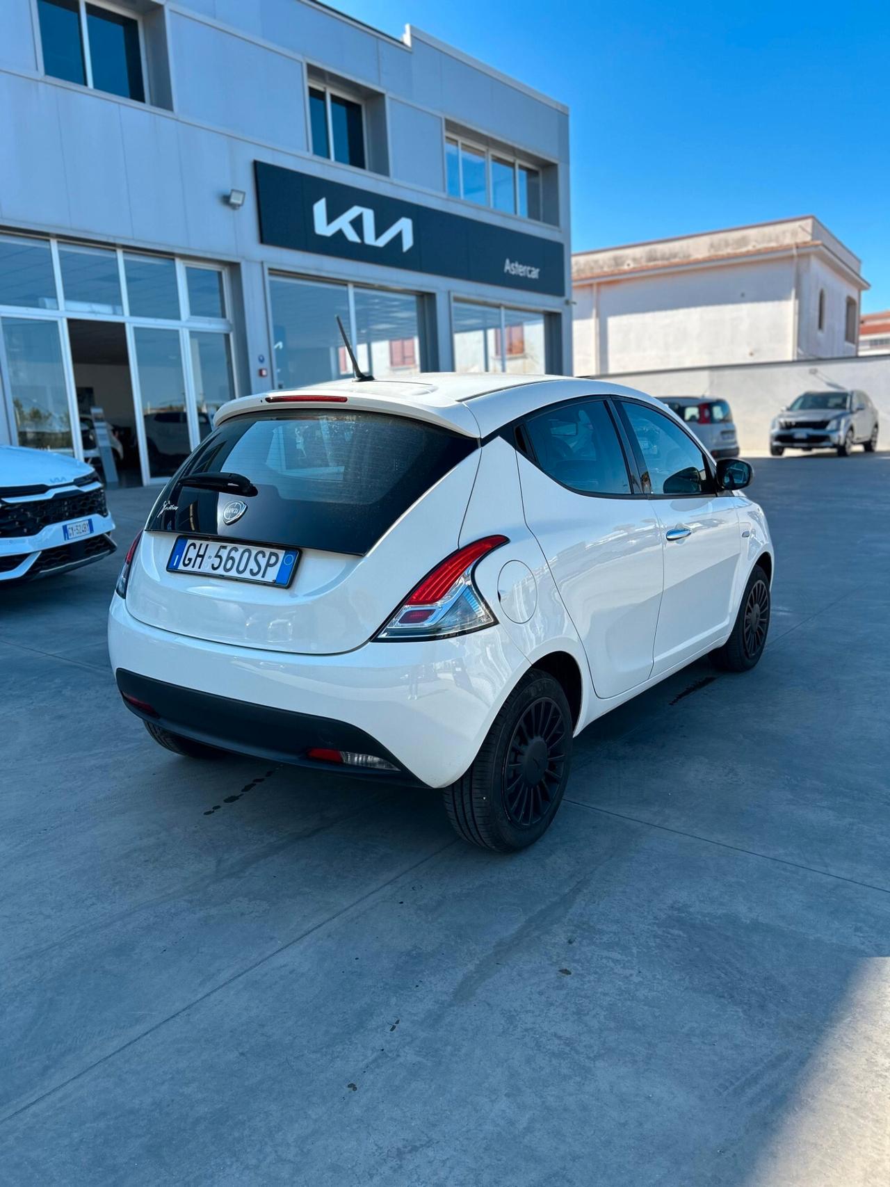 Lancia Ypsilon 1.0 FireFly 5 porte S&S Hybrid Ecochic Silver