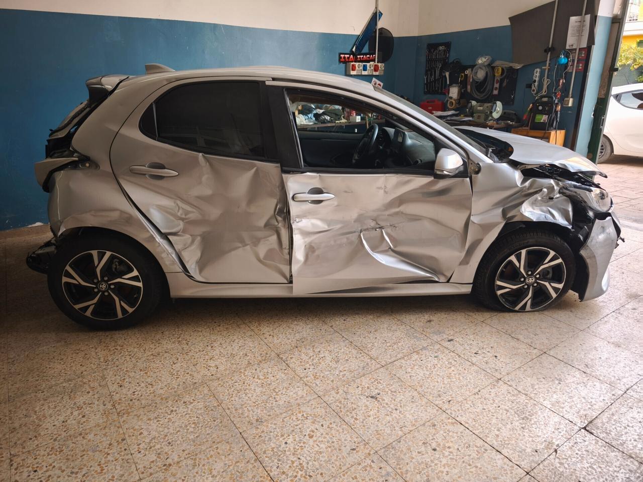 Toyota Yaris 1.5 Hybrid 5 porte Trend INCIDENTATA