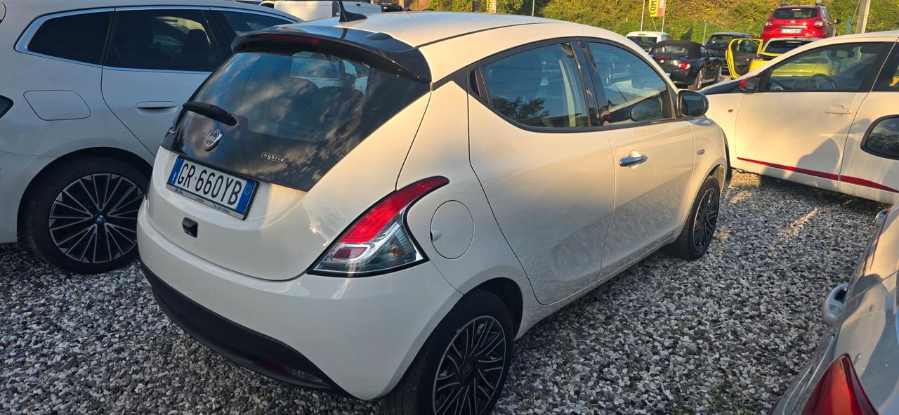 Lancia Ypsilon 1.0 FireFly 5 porte S&S Hybrid Oro