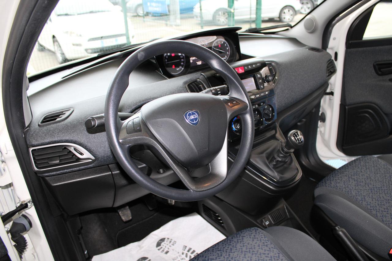 Lancia Ypsilon 1.0 FireFly 5 porte S&S Hybrid Ecochic Silver