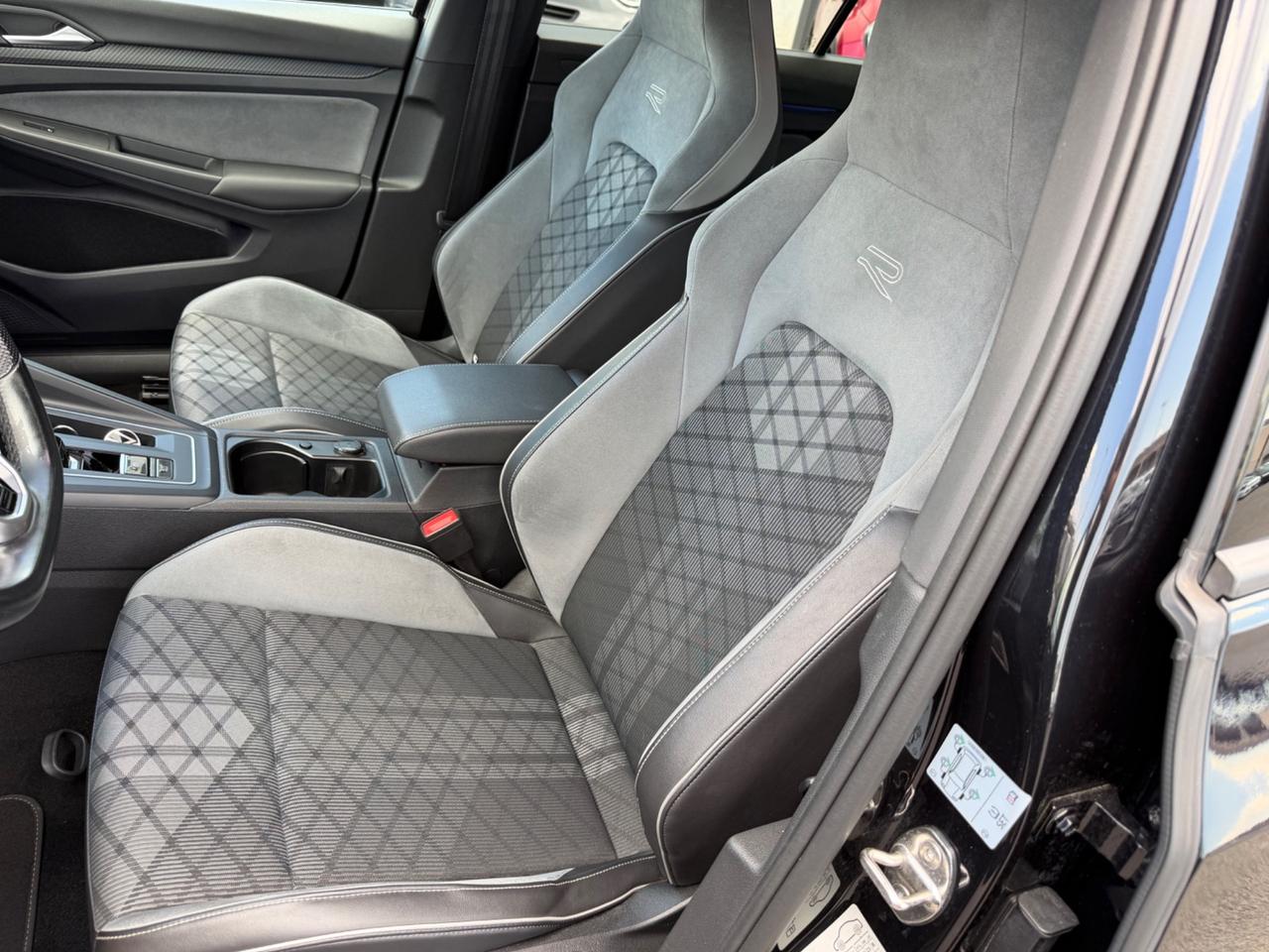 Volkswagen Golf 8 2.0 TDI 150 CV DSG SCR R-Line