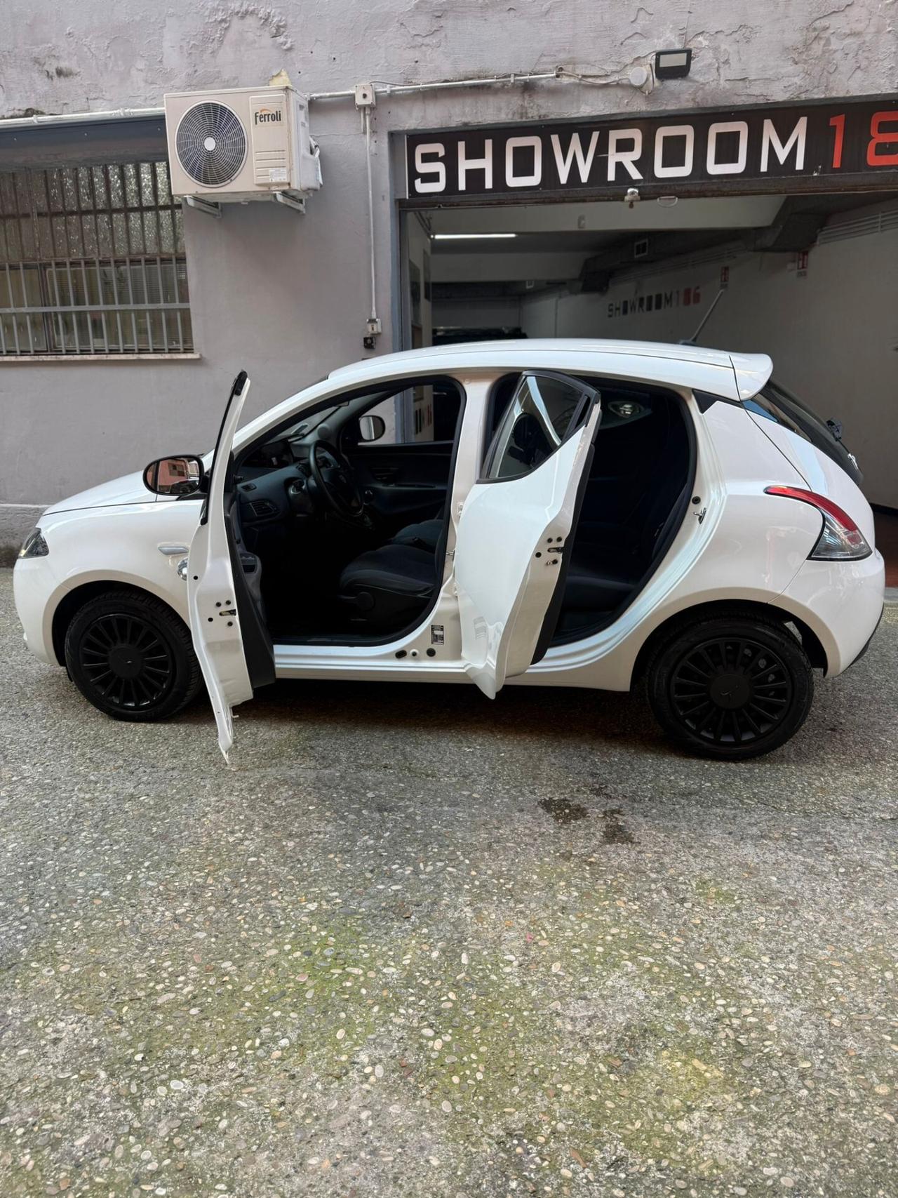 Lancia Ypsilon 1.0 FireFly 5 porte S&S Hybrid Ecochic Silver