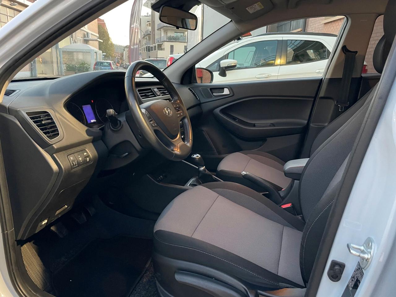 Hyundai i20 TUTTA TAGLIANDATA HYUNDAI- PREZZO FINALE COMPRESO DI PASSAGGIO