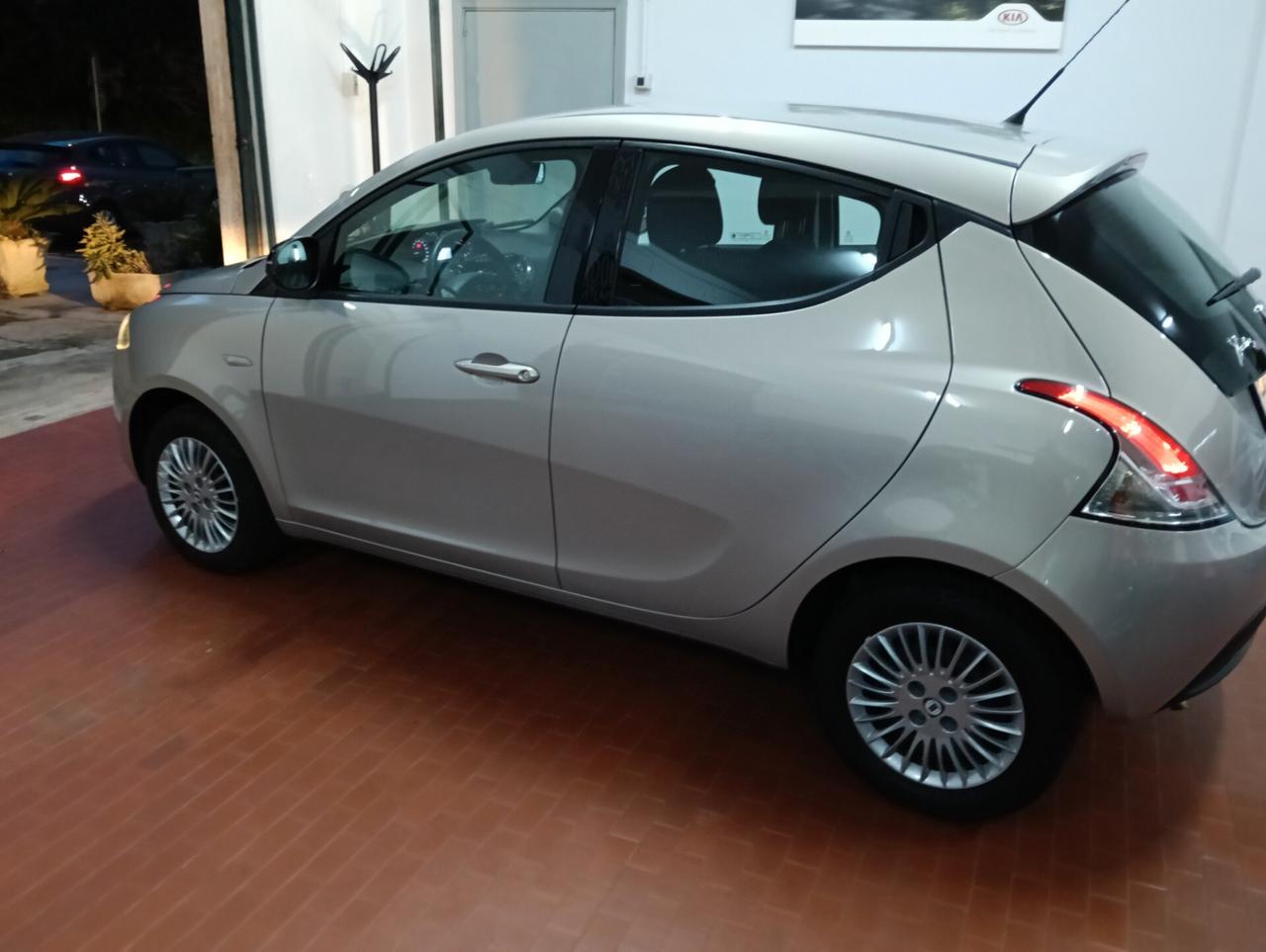 Lancia Ypsilon 1.2 69 CV 5 porte S&S Silver