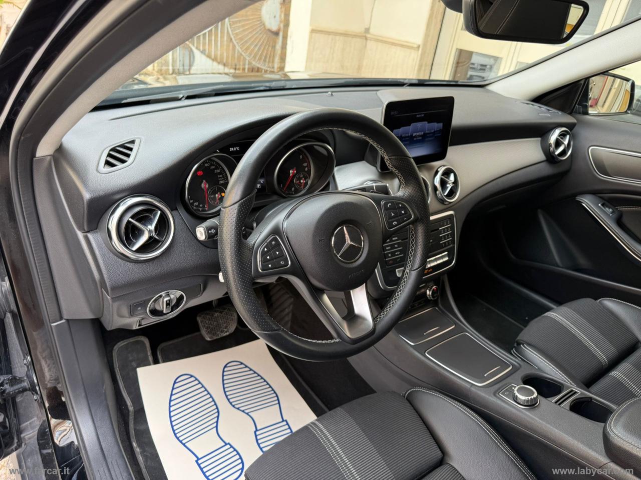 MERCEDES-BENZ GLA 200 d Automatic Sport CROSS