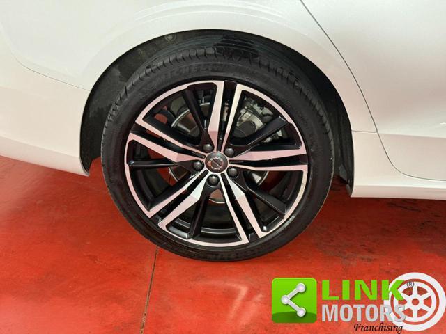 VOLVO V60 B4 (d) aut Ultimate Dark 19" IVA ESP. GARANZIA 24