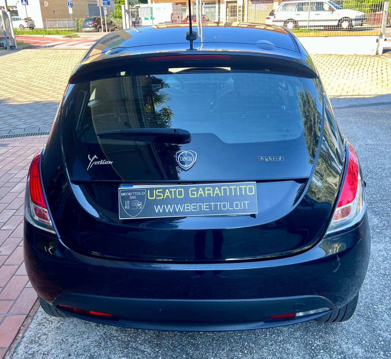 Lancia Ypsilon 1.0 FireFly 5 porte S&S Hybrid Ecochic Silver