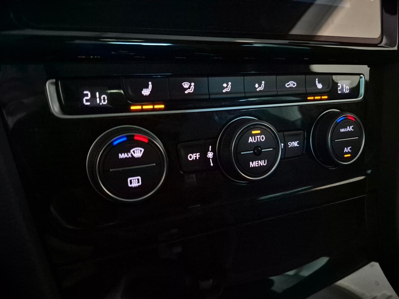 Volkswagen Golf 1.5 TFSI 150CV DSG *R-LINE* LED APPLE CARPLAY ANDROID AUTO RETROCAM. LAVAFARI VETRI PRIVACY
