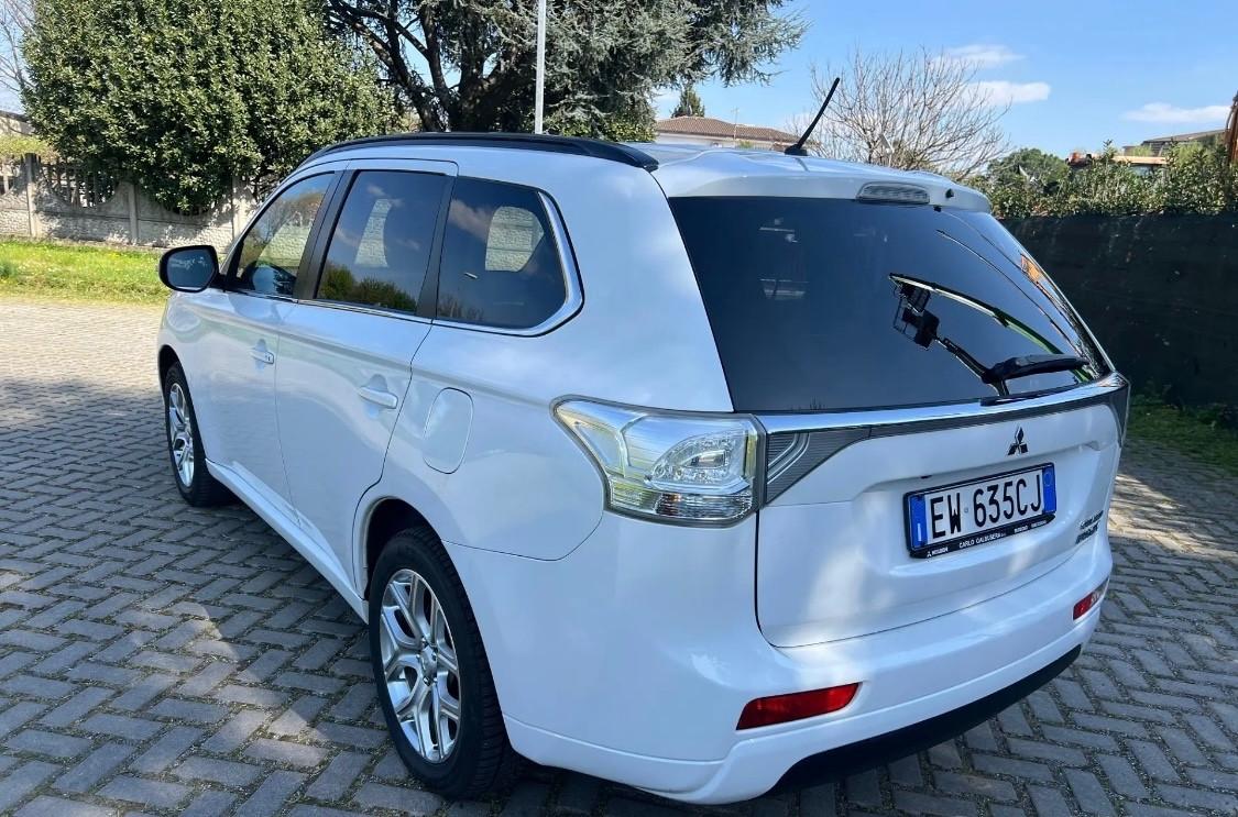 Mitsubishi Outlander 2.0 MIVEC 4WD CVT Intense