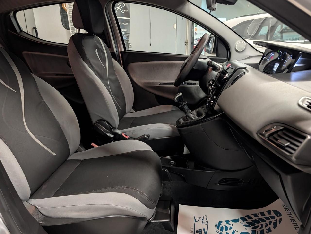 Lancia Ypsilon 0.9 TwinAir 85 CV 5 porte Metano Ecochic Silver