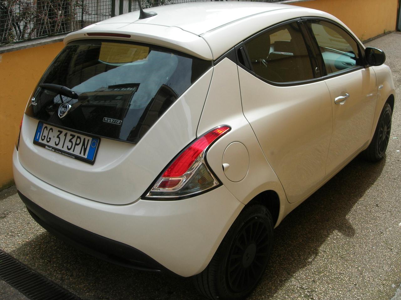 Lancia Ypsilon 1.0 FireFly 5 porte S&S Hybrid Ecochic Silver