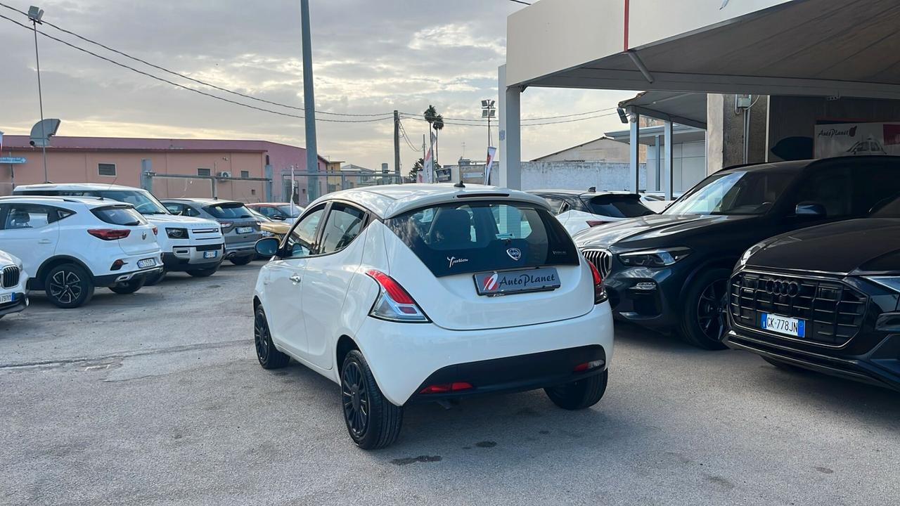 Lancia Ypsilon 1.0 FireFly 5 porte S&S Hybrid Ecochic Silver