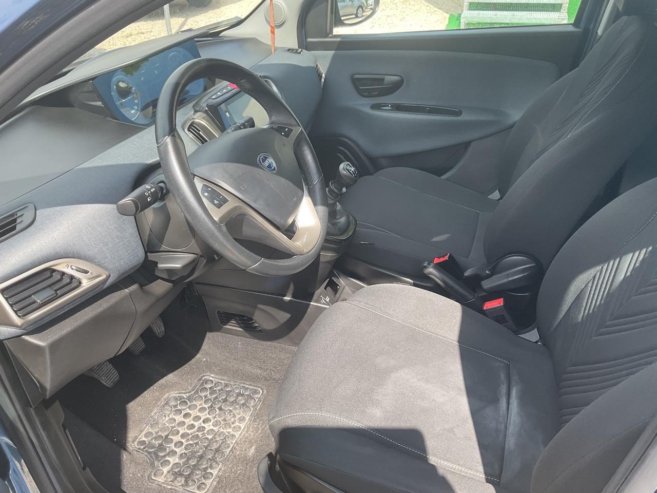Lancia Ypsilon 1.0 FireFly 5 porte S&S Hybrid Ecochic Silver