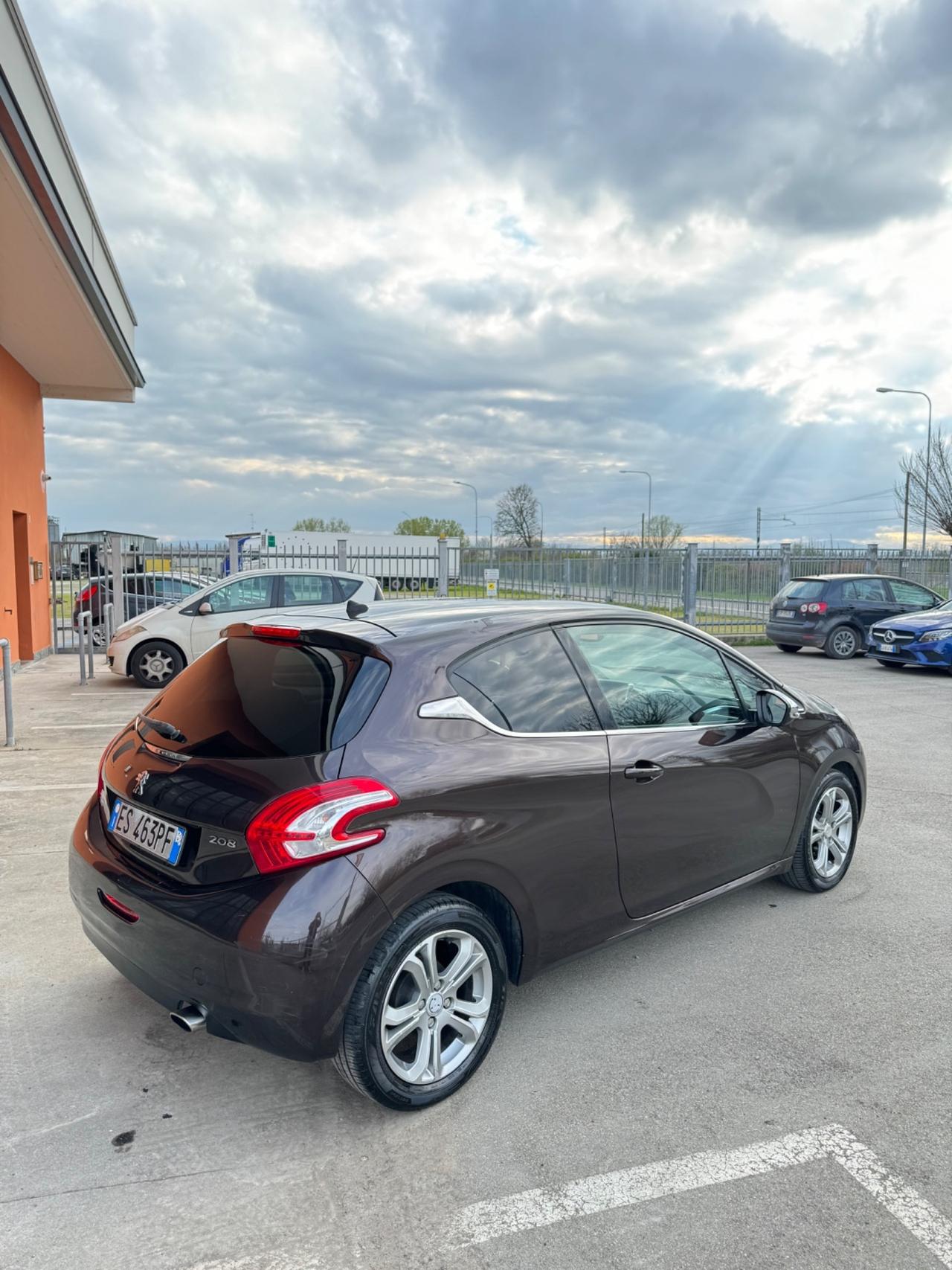 Peugeot 208 allure 1.4 diesel adatta neopatentati