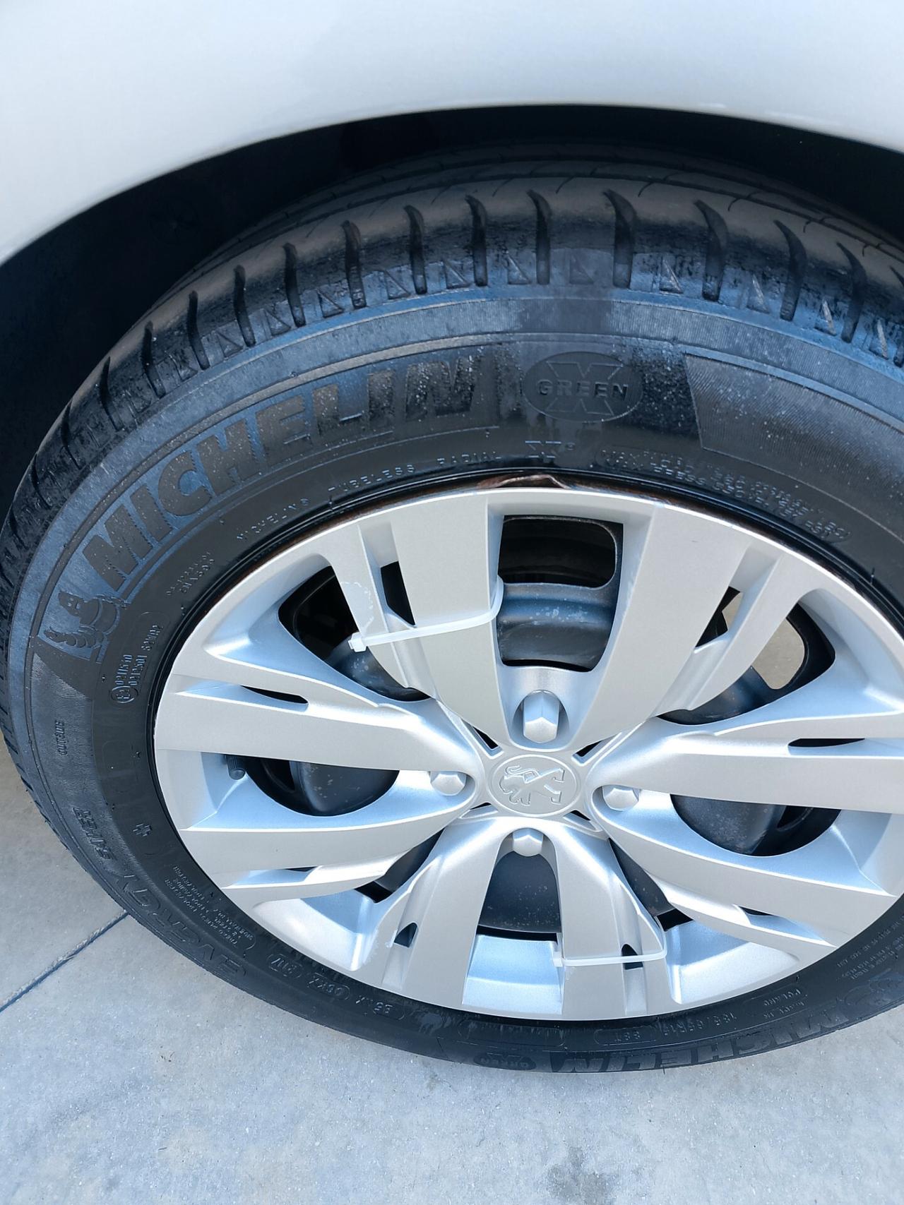 Peugeot 208 1.4 HDi 68 CV 5 porte Allure