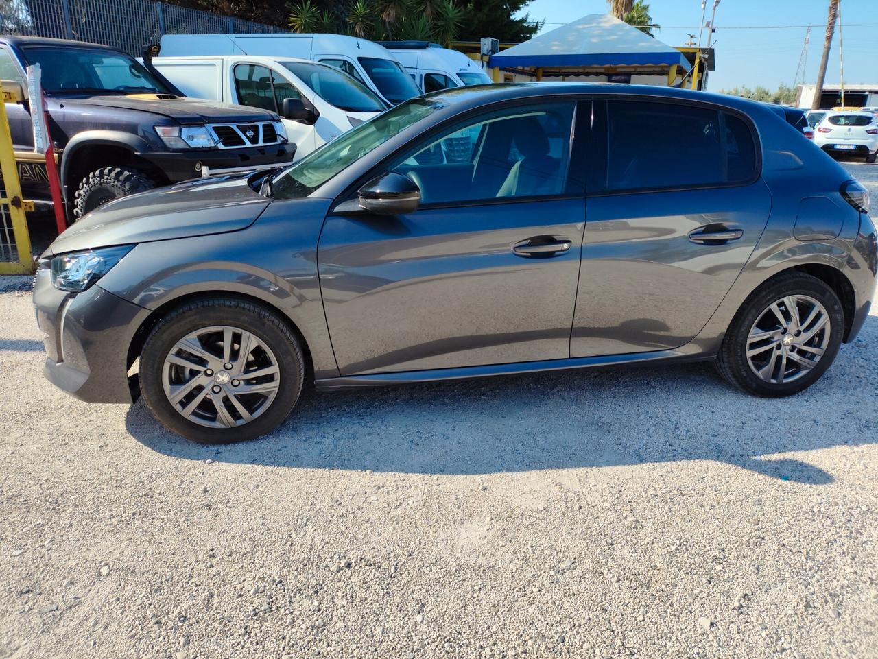 Peugeot 208 PureTech 75 Stop&Start 5 porte Allure – 2022 – 10.100 km . Vendita senza IVA (regime del margine)