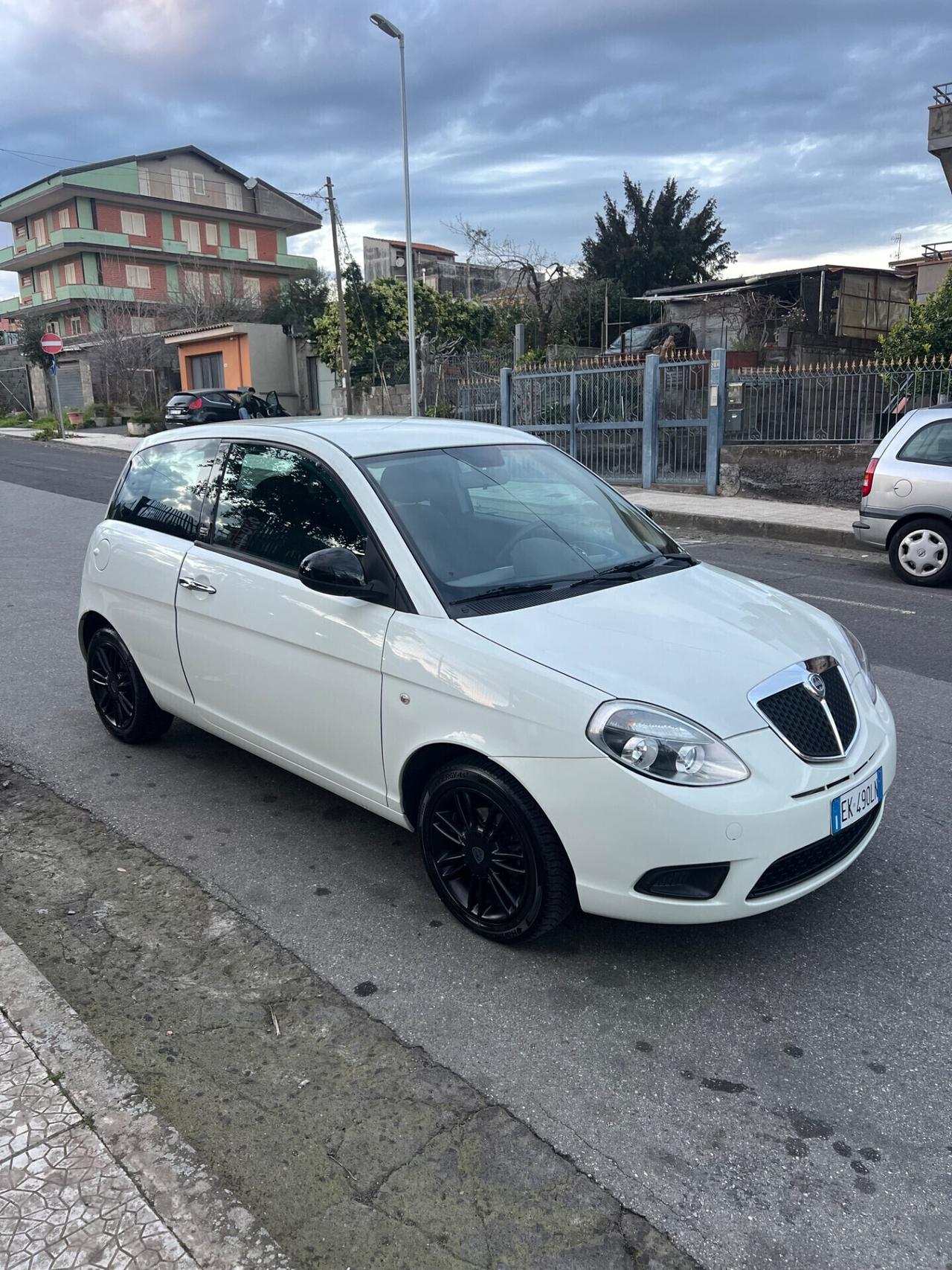 Lancia Ypsilon 1.3 MJT 75 CV Unyca