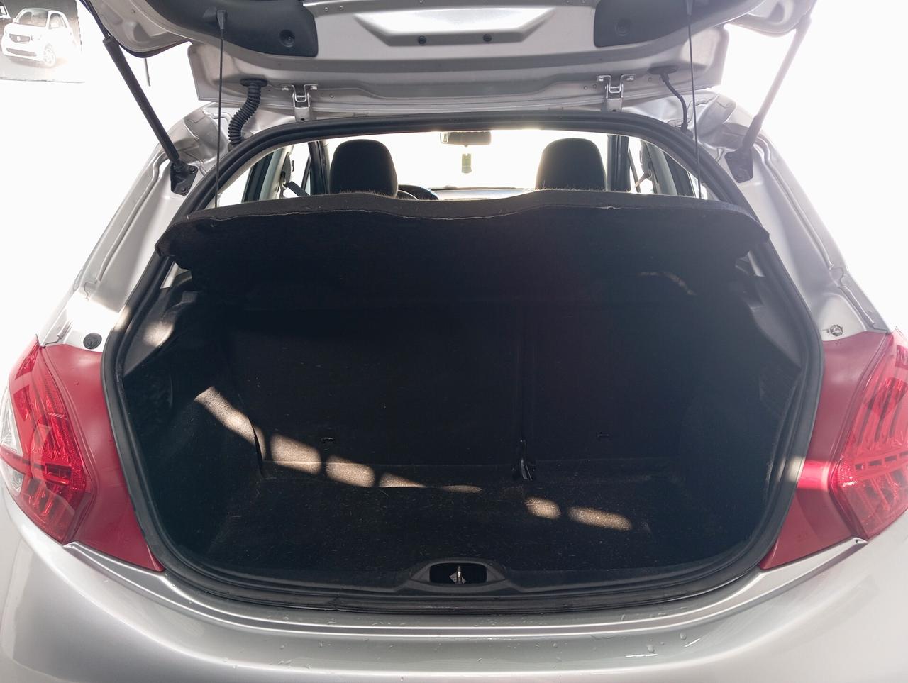 Peugeot 208 1.4 diesel 2015 CON GARANZIA