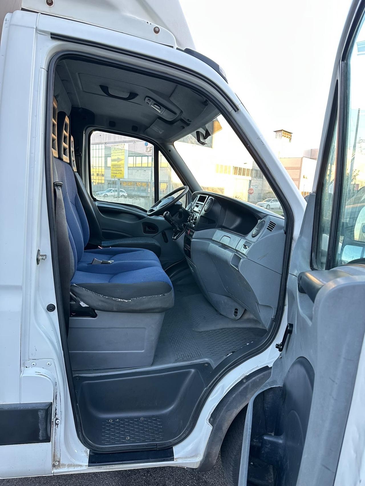 Iveco 35c15 con pedana